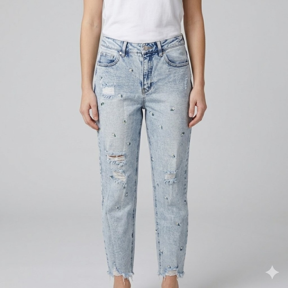 Material Girl Distressed Daisy‎ Embroidered Mom Jeans Size 7 Light Wash Blue